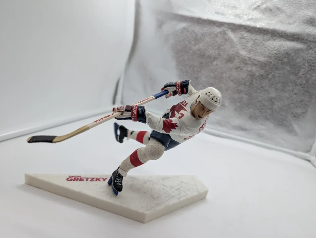 Wayne Gretzky Figurine image indicator(2)