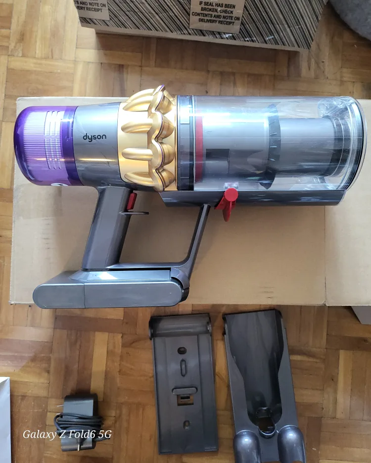 Dyson V11 limited edition color BRAND NEW , NEVER BEEN USED thumbnail