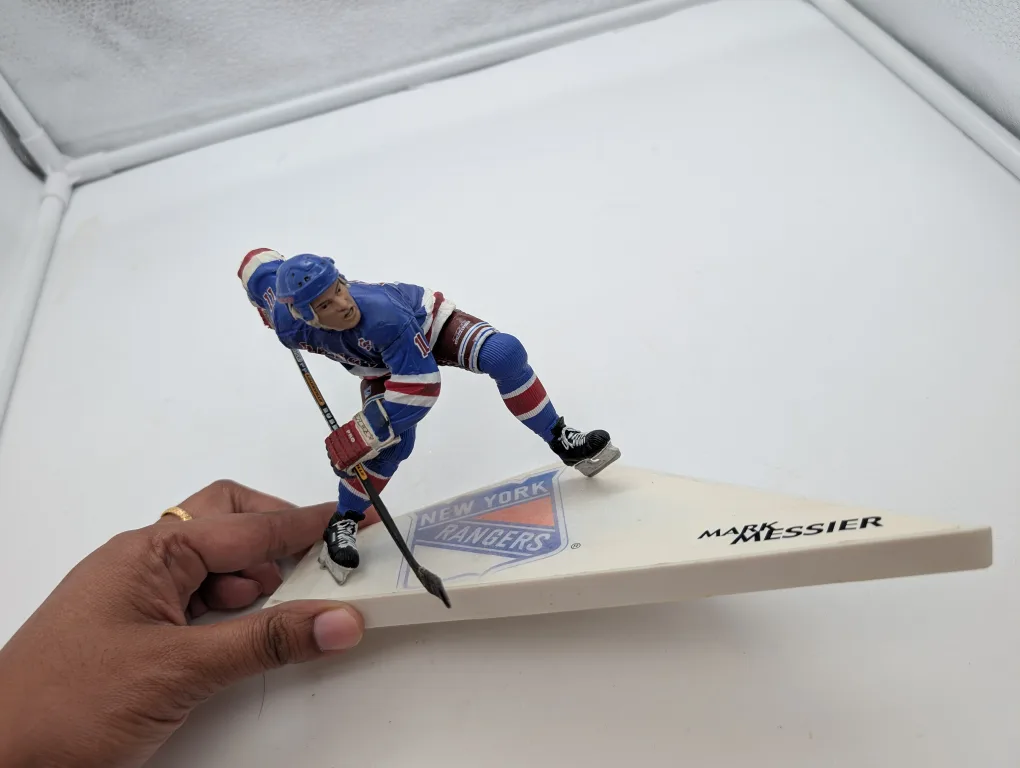 Mark Messier NY Rangers Figurine image indicator(2)