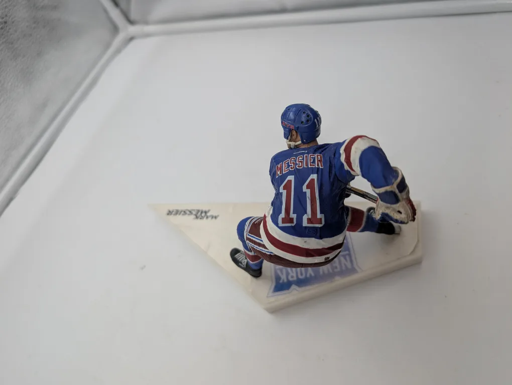 Mark Messier NY Rangers Figurine image indicator(3)