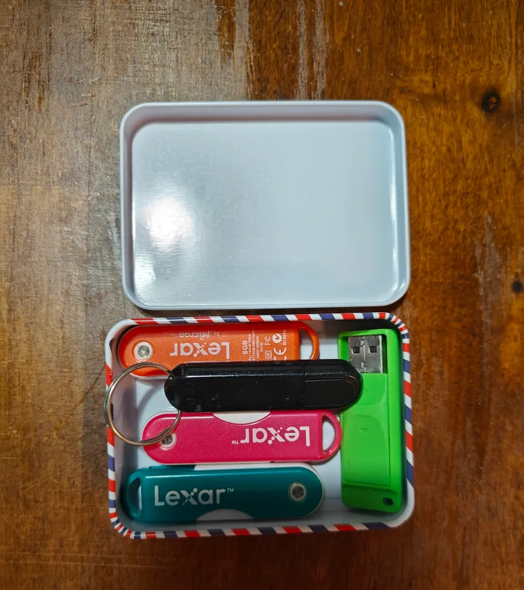 8 GB USB Flash Drives Set image indicator(2)