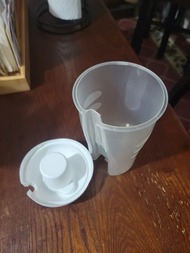 White Plastic Salad Container with Lid image indicator(3)