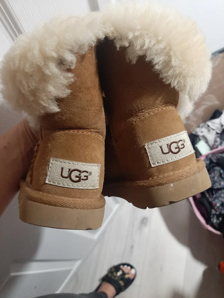 UGG Kids' Classic Short Boot, Size 7 image indicator(2)
