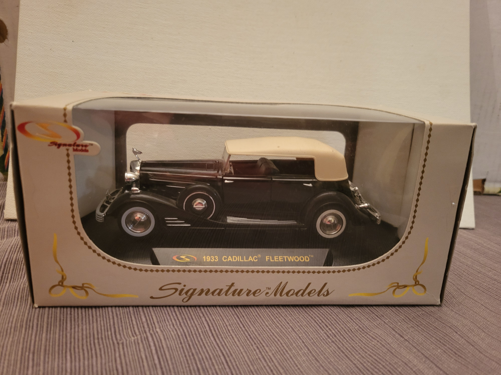 Signature Models 1933 Cadillac Fleetwood - photo 4
