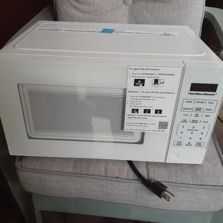 Hamilton Beach 0.7 cu ft White Microwave thumbnail