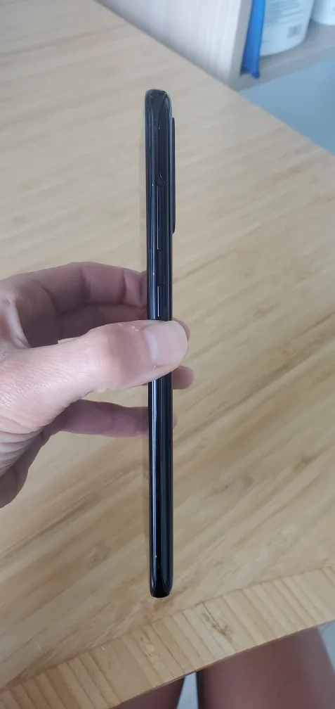 Samsung Galaxy S20+ 5G phone with Otterbox image indicator(5)