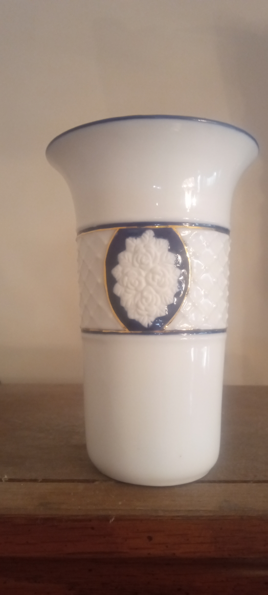 Wellington Castle Royal Class Porcelain Vase - photo 3