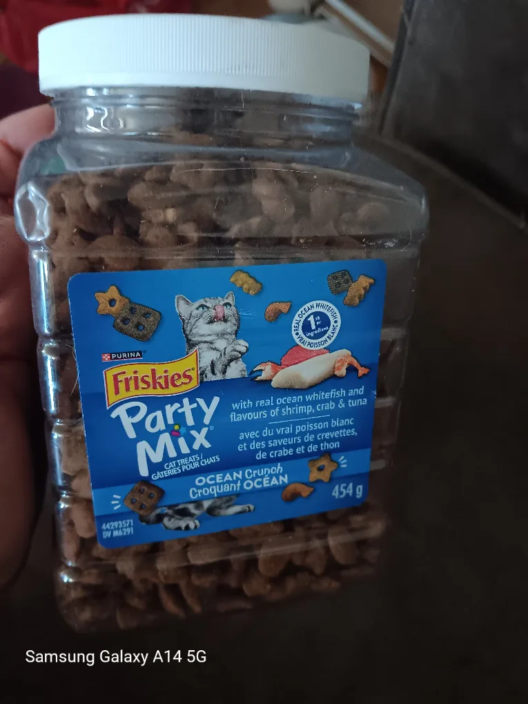 Friskies Party Mix Ocean Crunch Cat Treats thumbnail