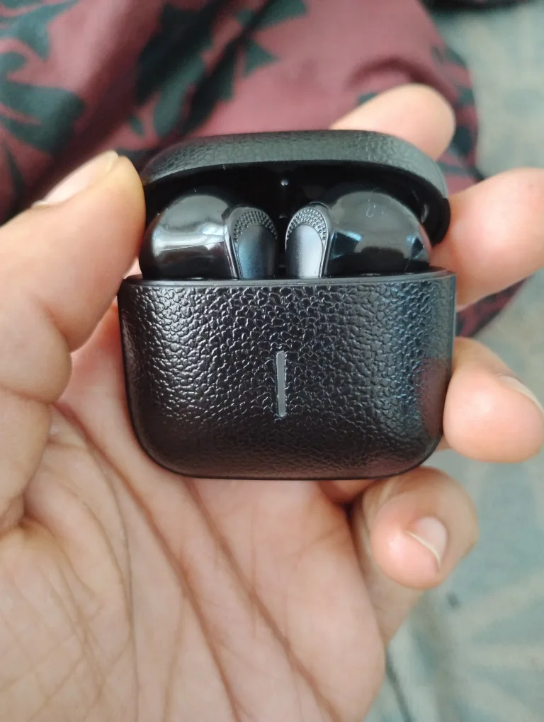 Black Wireless Earbuds