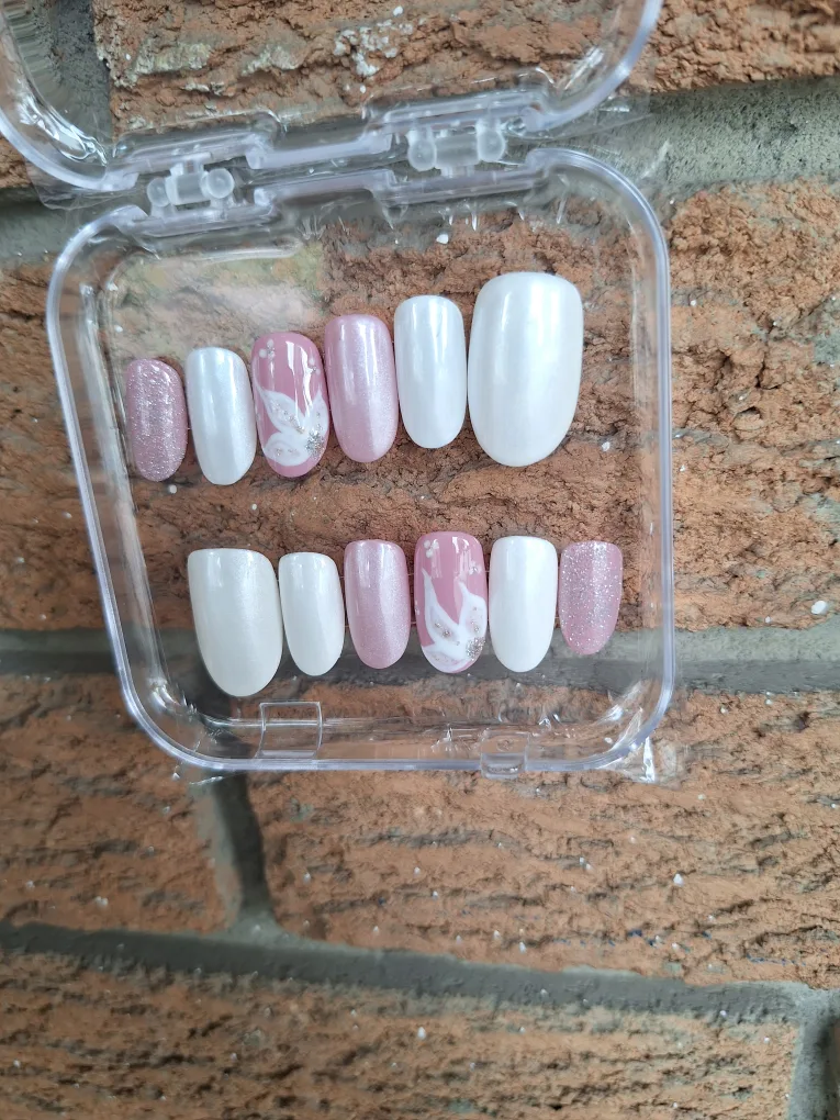 New Press-On Nails - White & Pink thumbnail