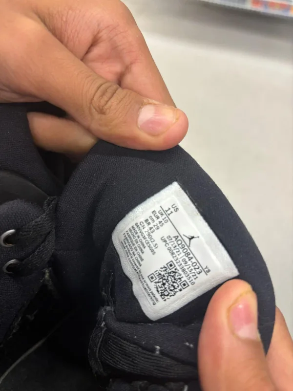 Jordan Max Aura 4 Black/Red Size 11 thumbnail