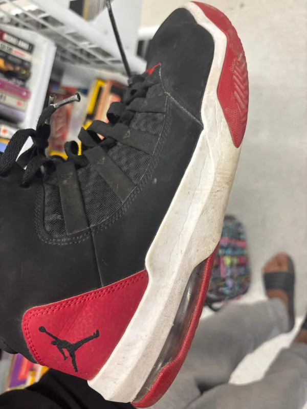 Jordan Max Aura 4 Black/Red Size 11 image indicator(3)