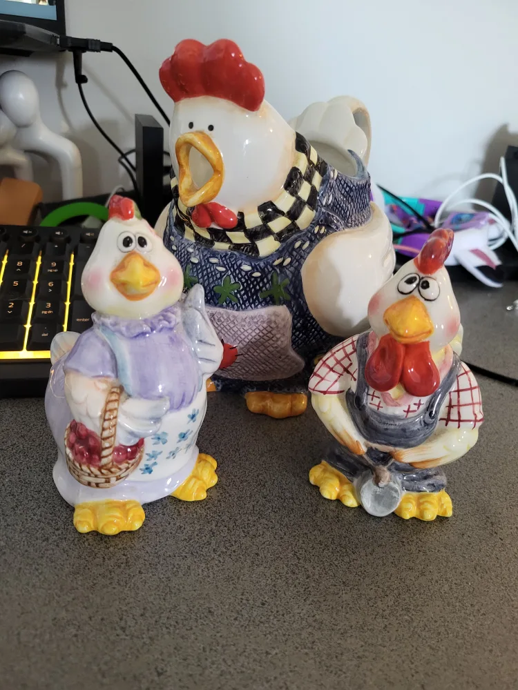 Chicken Teapot & Salt/Pepper Shakers thumbnail
