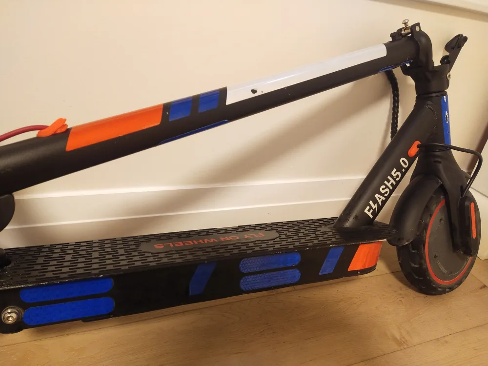 Flyon Wheels Flash 5.0 Electric Scooter image indicator(2)