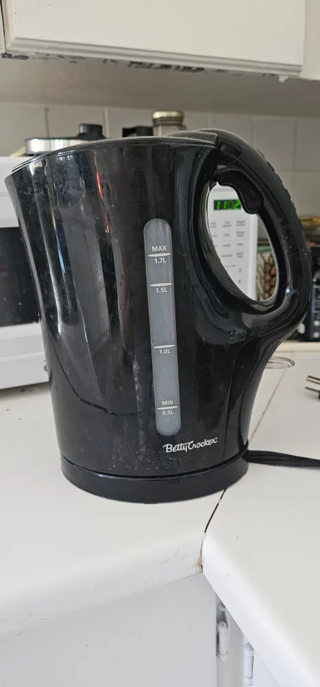 Betty Crocker Black Electric Kettle - 1.7L image indicator(2)