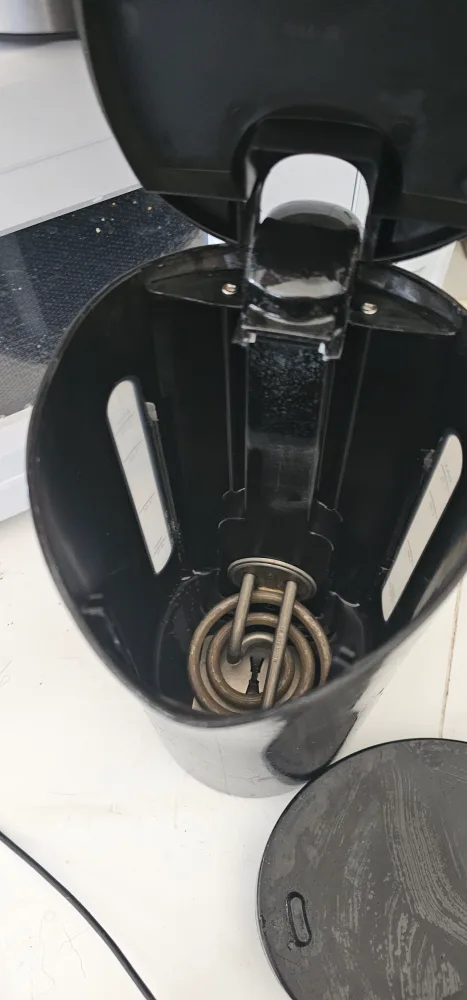 Betty Crocker Black Electric Kettle - 1.7L image indicator(4)