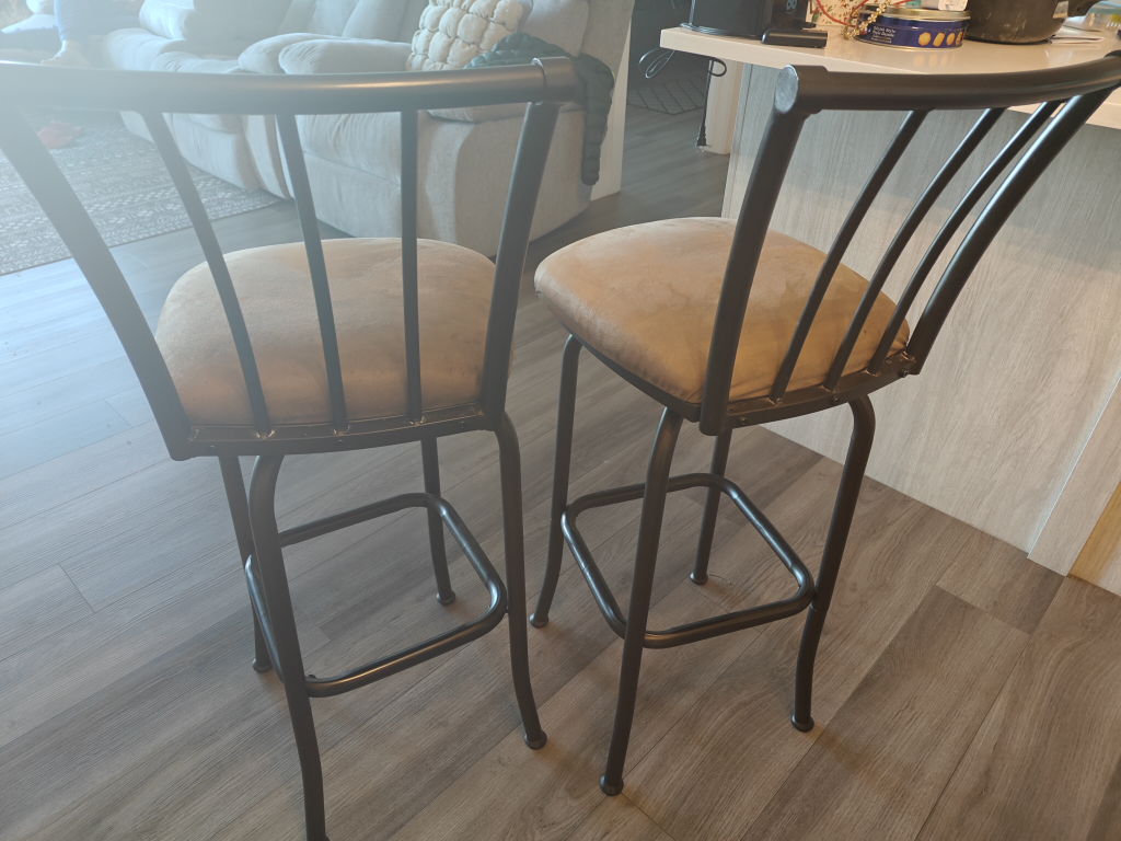 Brown cushioned 2 bar stools - photo 3