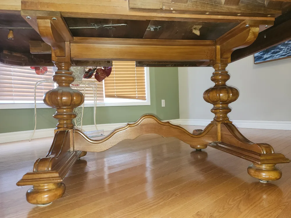 North American Furniture Dining Table & 4 Chairs image indicator(4)