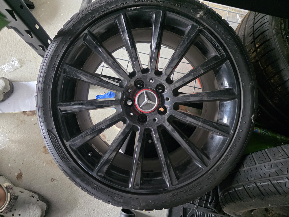 285/30ZR19 98Y Tire
