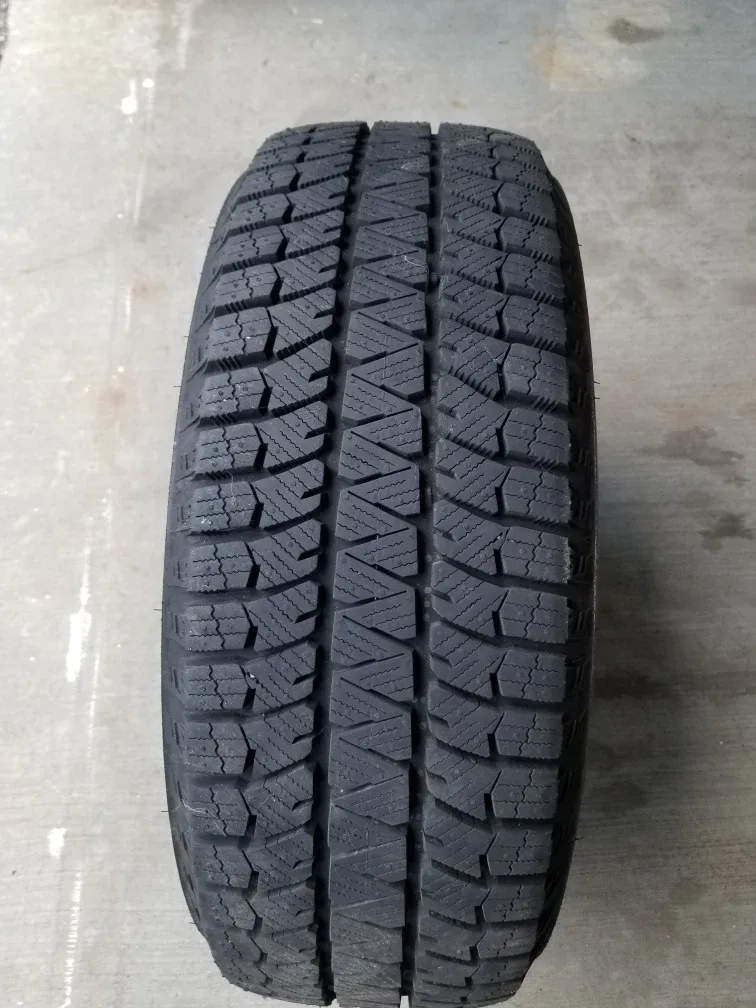 205/60/R16 winter tires (+ rims), Bridgestone, used one season image indicator(3)