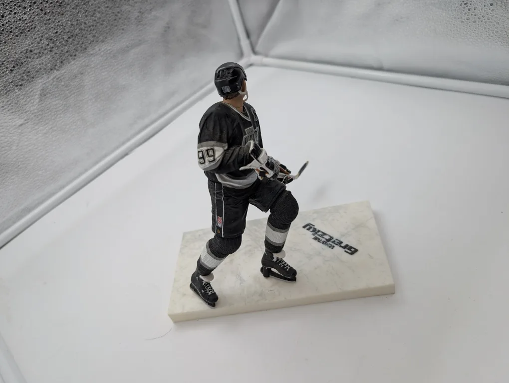 Wayne Gretzky Figurine image indicator(3)