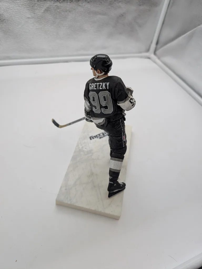 Wayne Gretzky Figurine image indicator(4)