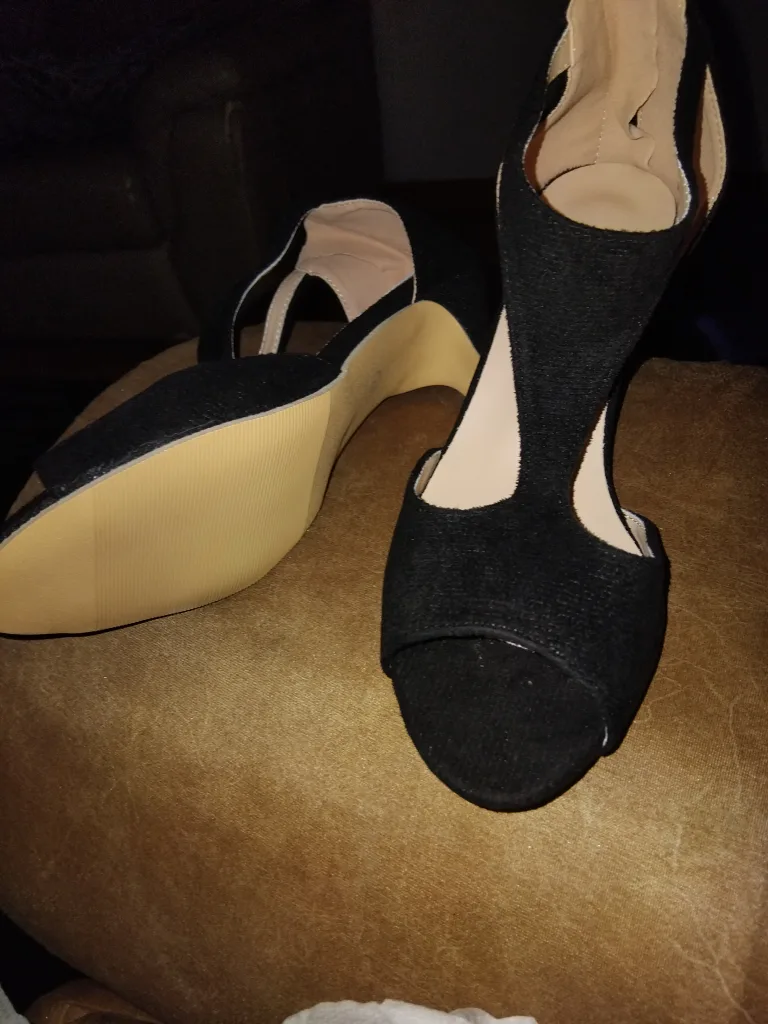 Black Heels, Size 7 image indicator(3)