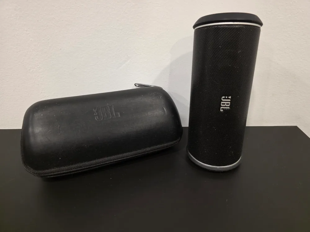 JBL flip 2 Bluetooth Speaker with Case thumbnail