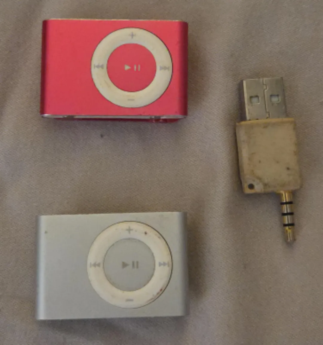 iPod Shuffle - Pink & Silver + USB to 3mm Charger thumbnail