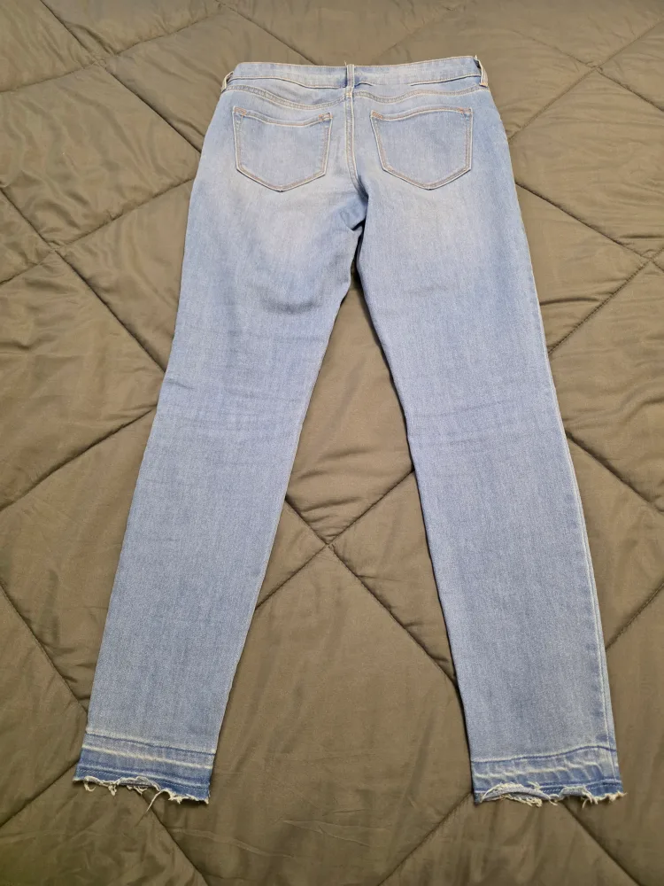 Old Navy Rockstar Mid-Rise Jeans - Size 4 image indicator(2)