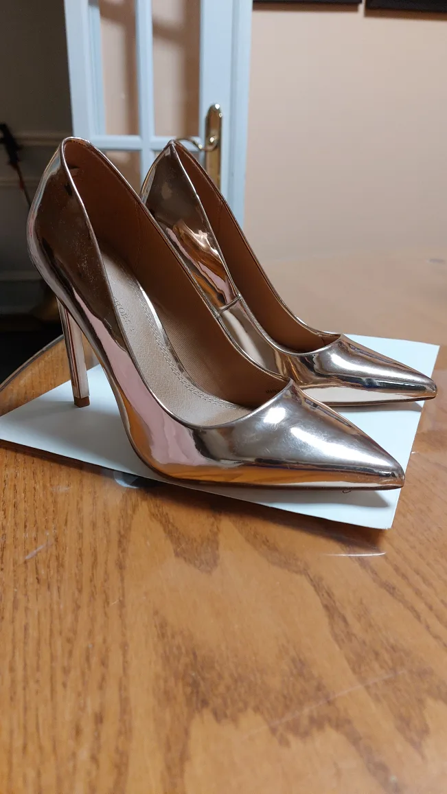 Almost new stiletto rose gold shoes image indicator(3)