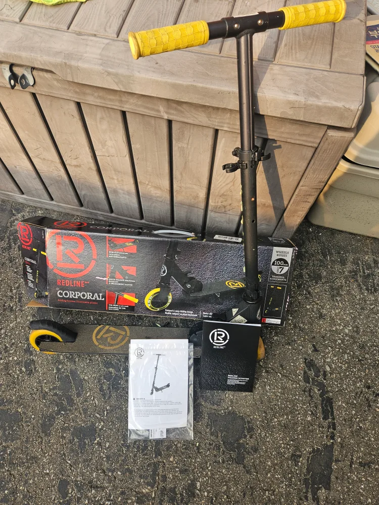 Kids folding scooter thumbnail