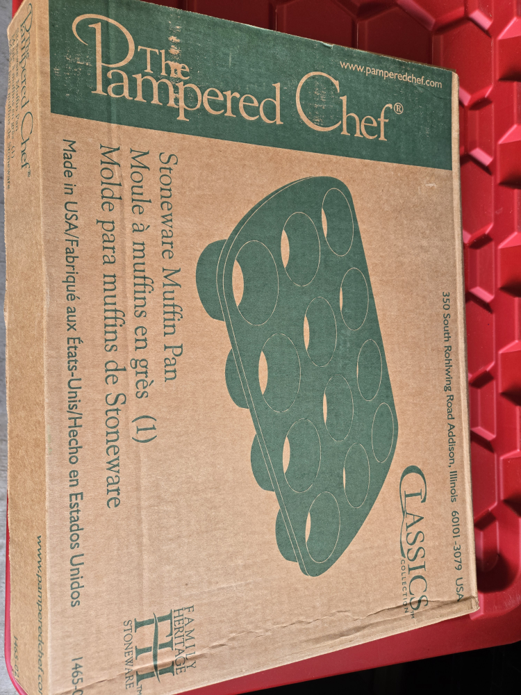 Pampered Chef Stoneware Muffin Pan - New in Box! - photo 2