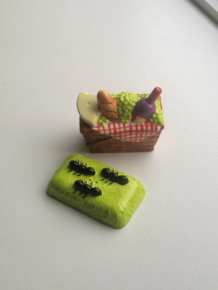 Figi Picnic Basket Salt and Pepper Shaker Set image indicator(4)