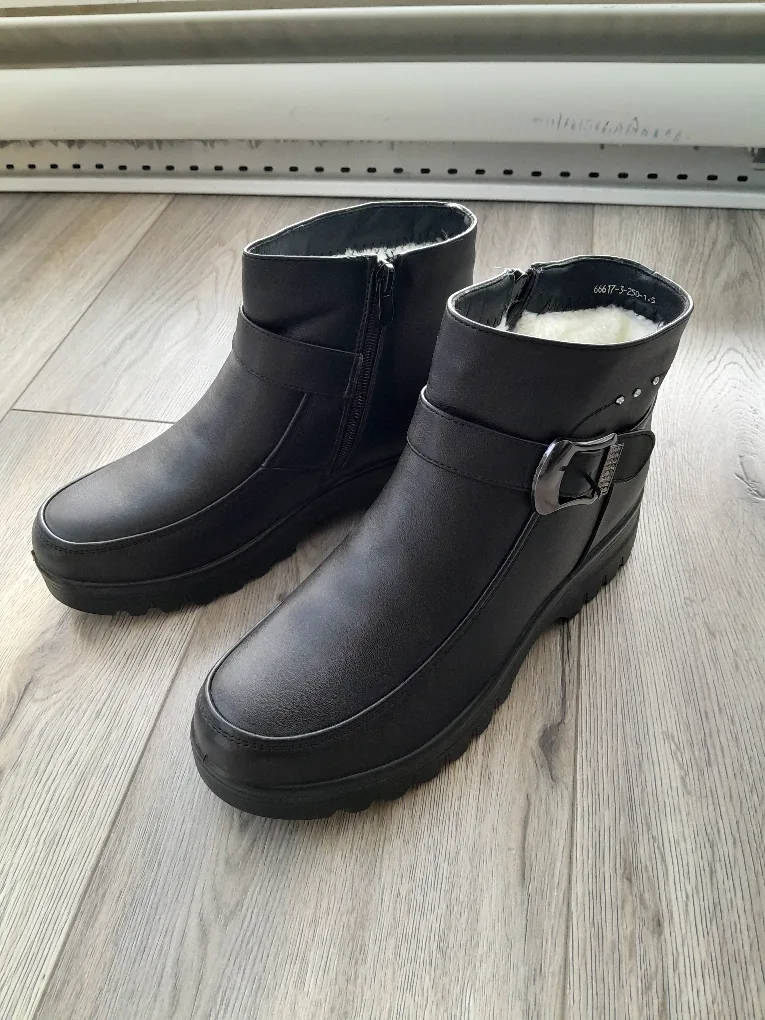 Shoes for $100 altogether sizes EU 42-43 image indicator(7)