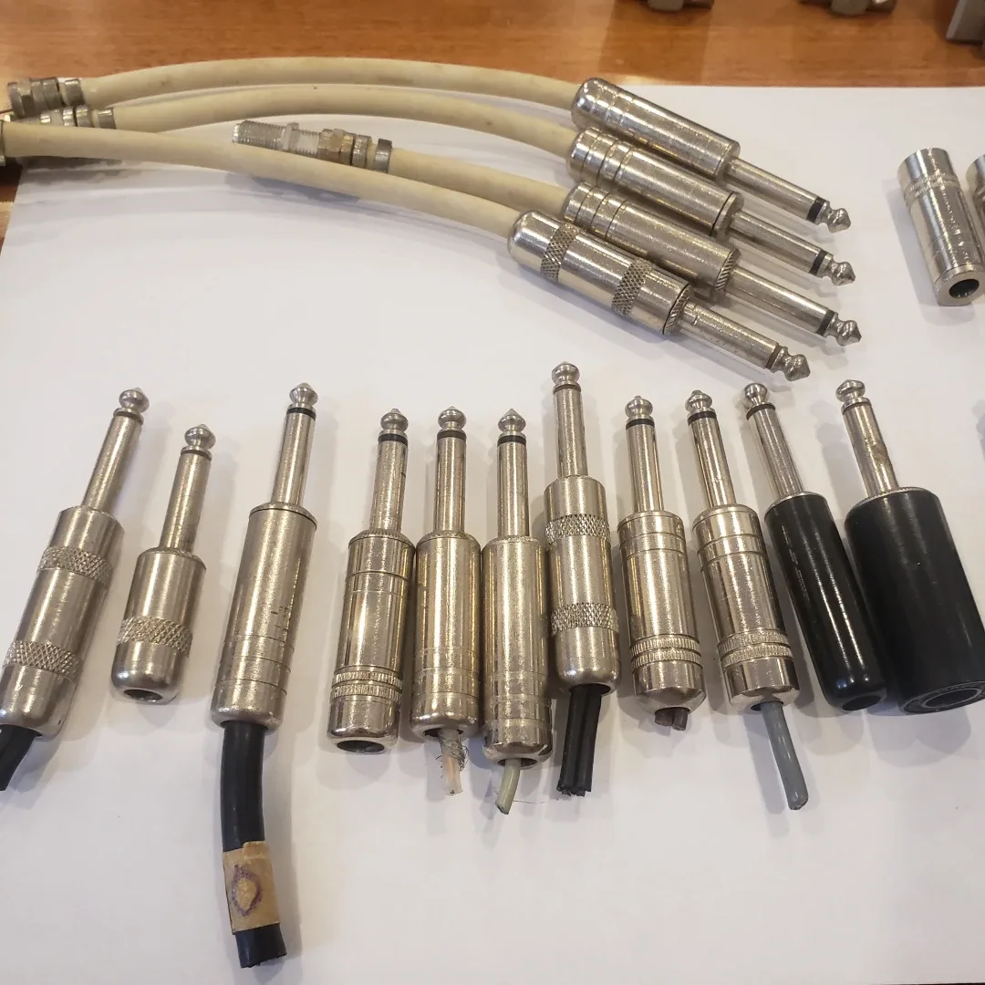 Connectors for electric guitars or microphones image indicator(2)