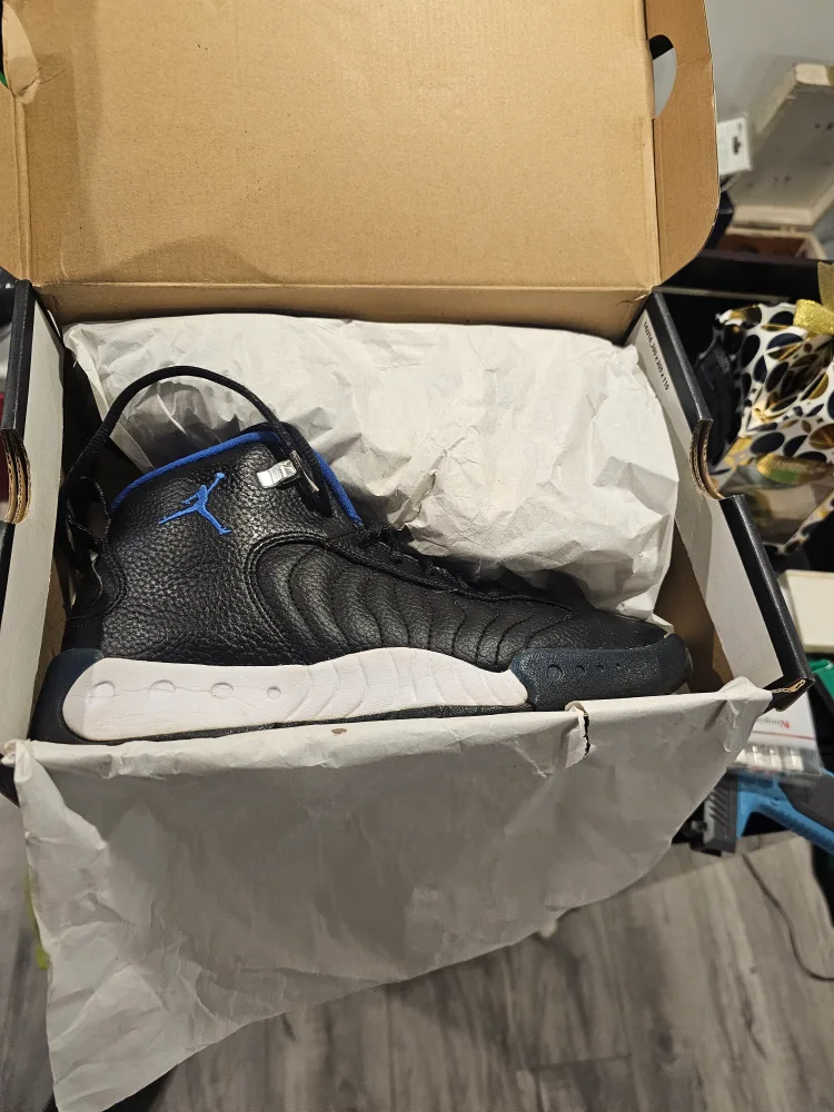 Jordan Boys' Jumpman Team II Black/Blue Size 7Y image indicator(3)