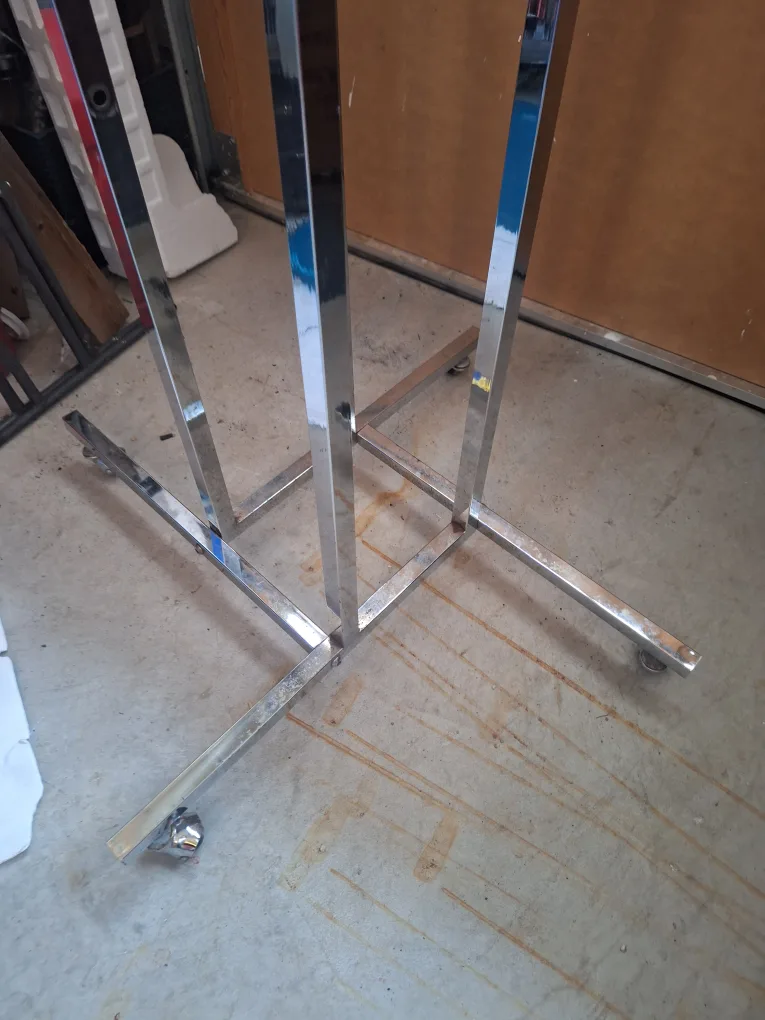 ROLLING CLOTHING RACK image indicator(3)