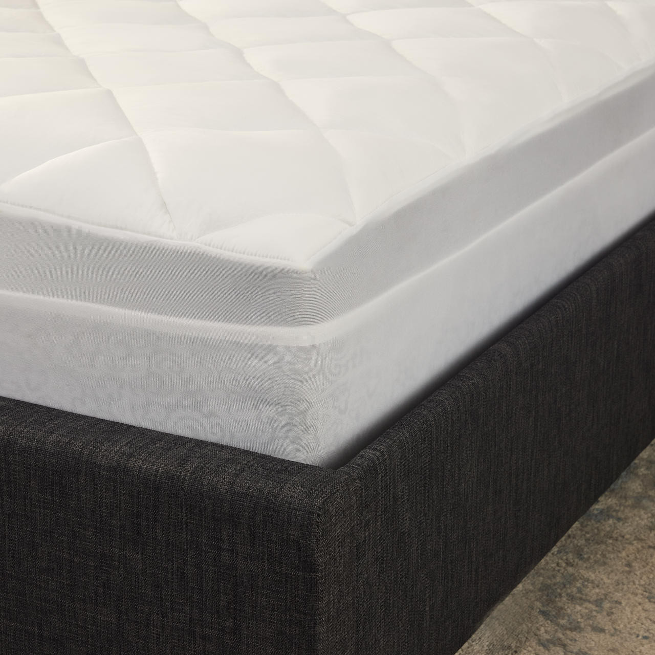 Queen/Full size Foam Mattress with bedbug protecting covers - photo 3