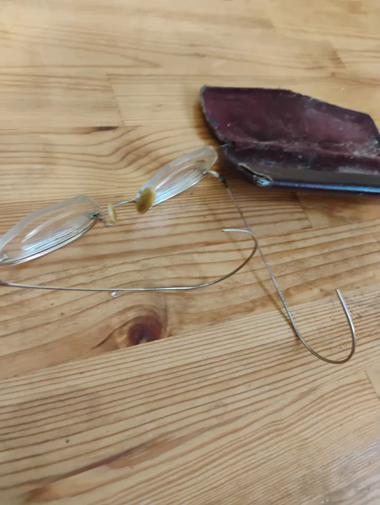 Vintage Rimless Eyeglasses with Case image indicator(2)