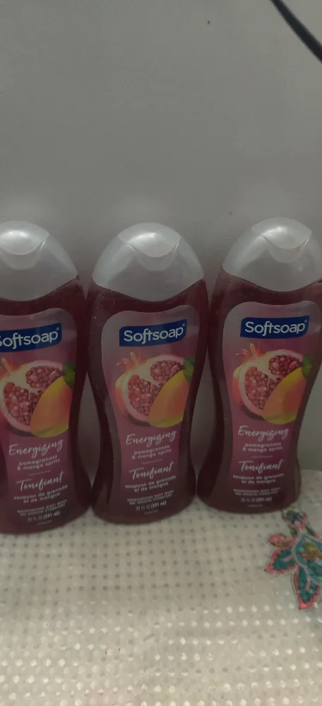 Softsoap Energizing Pomegranate & Mango Spritz Body Wash thumbnail