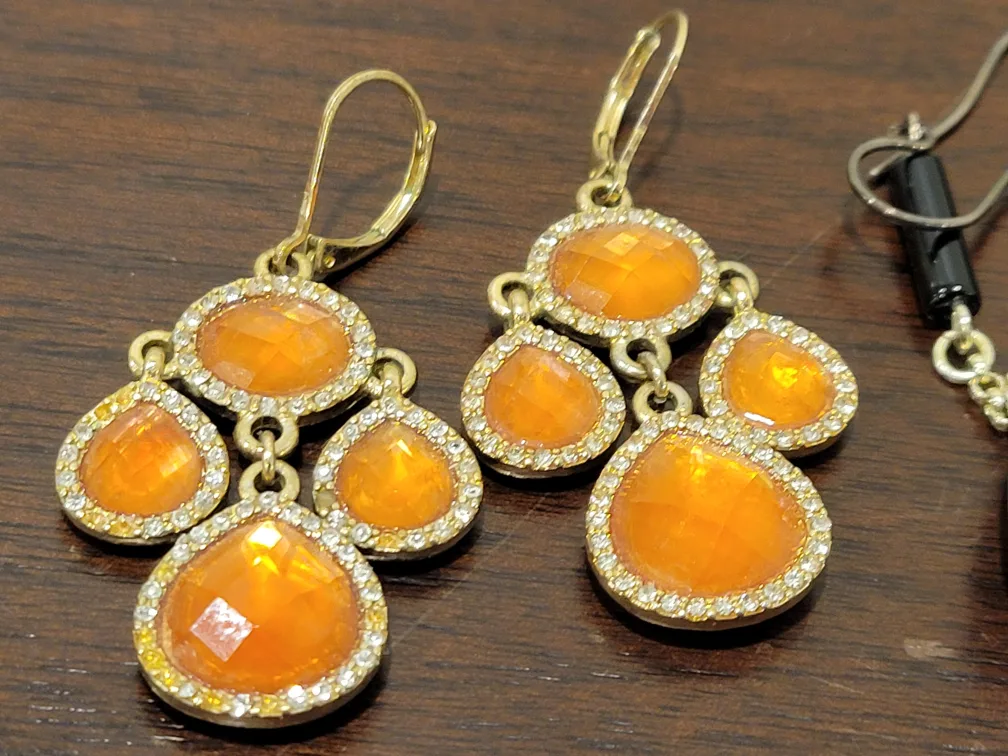 2 Pairs of earrings image indicator(3)