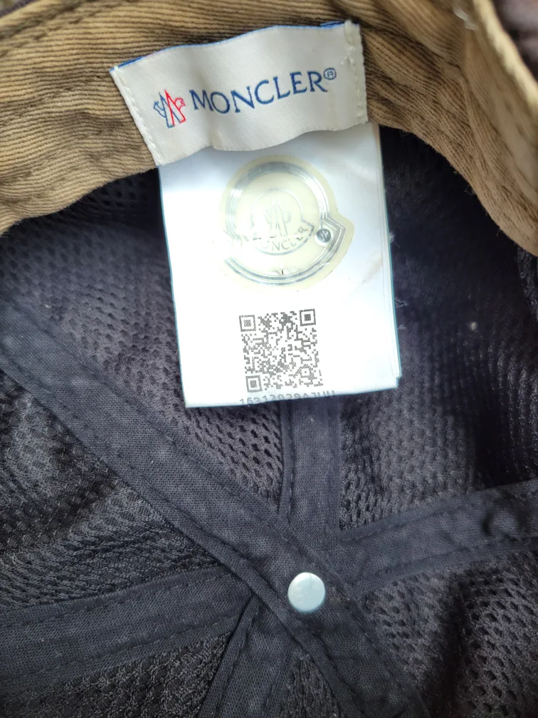 Moncler Hat image indicator(2)
