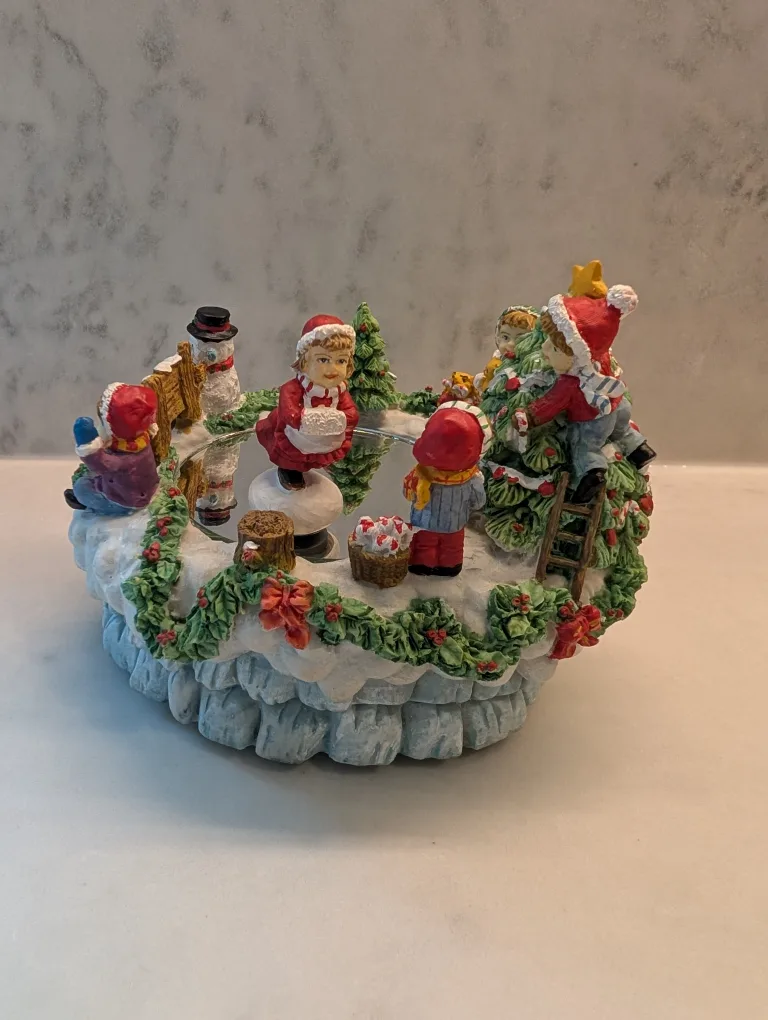 Santa's Trim Shoppe Polyresin Skating Pond Wind-up Music Box image indicator(7)
