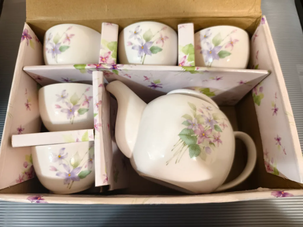Floral Tea Set with Teapot and Cups thumbnail
