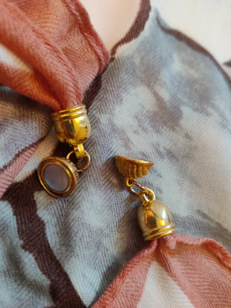 New Floral Scarf with Gold-Tones magnetic clip image indicator(3)