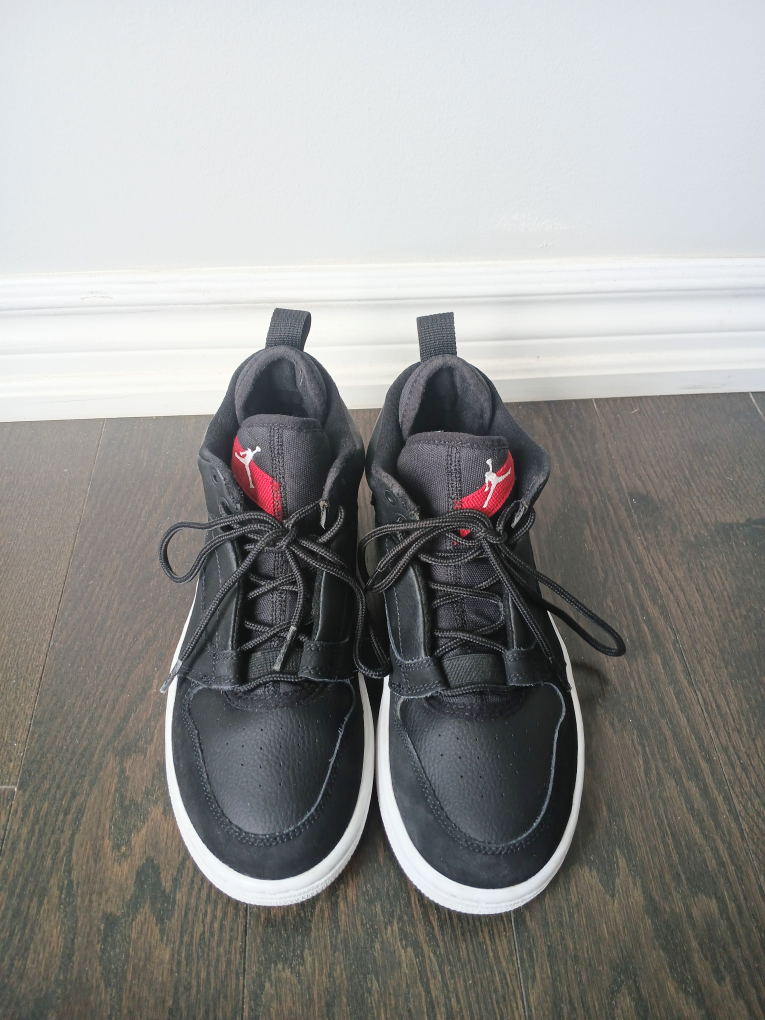 5.5Y Air Jordan Fadeaway GS in Black and Gym Red - photo 3
