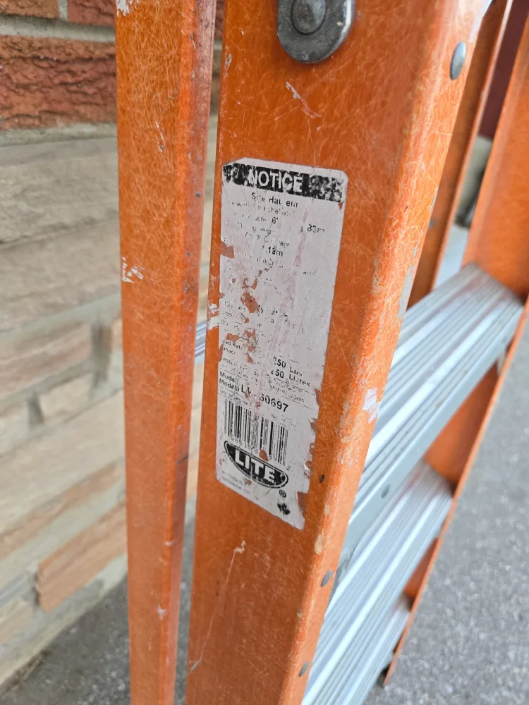 6ft Fibreglass Step Ladder (Lite LP-60697) image indicator(3)