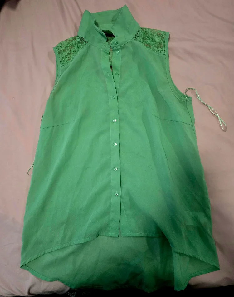 Green Sleeveless Blouse with Lace Detail thumbnail
