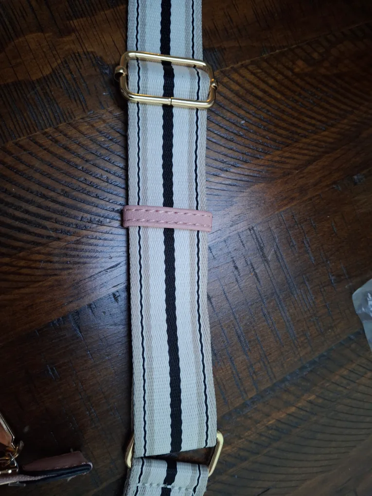 Beautiful light pink purse. image indicator(3)